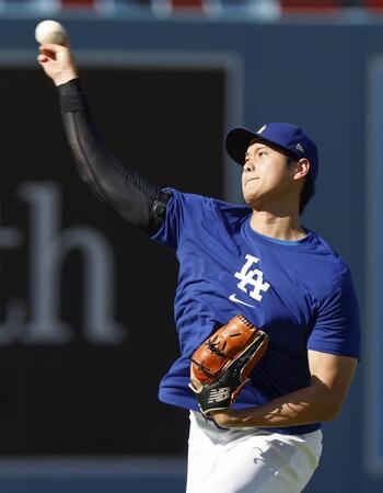 　キャッチボールする大谷（共同）