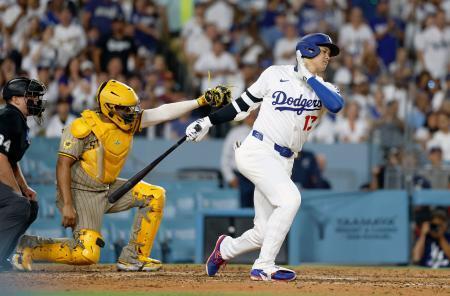 　パドレス戦の７回、二死満塁で空振り三振に倒れるドジャース・大谷＝ロサンゼルス（共同）