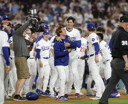 　パドレスにサヨナラ勝ちし、喜ぶドジャースの山本（中央左）、大谷（同右）＝提供・共同通信社