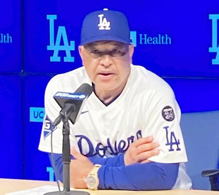 　試合後、大谷の登板予定について語るロバーツ監督（撮影・小林信行）