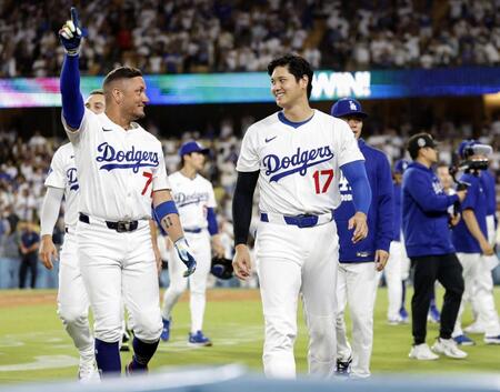 　パドレスにサヨナラ勝ちし、ロハス（左）と喜ぶ大谷（共同）