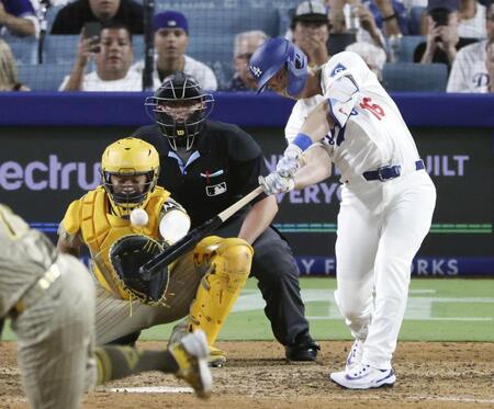 　９回、サヨナラ本塁打を放つドジャースの代打スミス（共同）