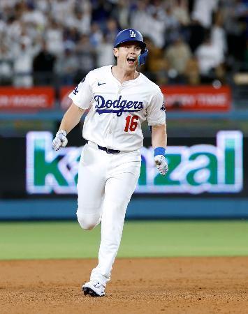 　パドレス戦の９回、代打でサヨナラ本塁打を放ち、塁を回るドジャースのスミス＝ロサンゼルス（共同）