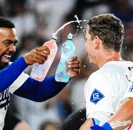 　サヨナラ弾を放ち、Ｔ・ヘルナンデスからウォーターシャワーを浴びるスミス（ロサンゼルス・ドジャース提供）