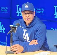 　試合後、大谷の死球について思いを語るロバーツ監督（撮影・小林信行）