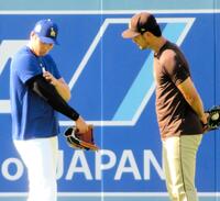 　大谷が右腕につけたサポーターに興味津々のダルビッシュ（撮影・小林信行）