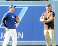 　談笑するダルビッシュと大谷（撮影・小林信行）
