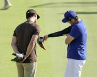 　ダルビッシュ（左）と話す大谷（共同）