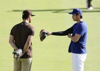 　ダルビッシュ（左）と話す大谷（共同）