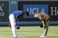 　あいさつを交わす松井（右）と大谷（共同）