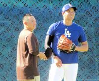 　松井と談笑する大谷（撮影・小林信行）