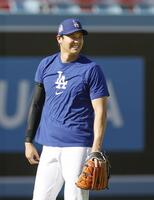 　キャッチボール中に笑顔を見せる大谷（共同）