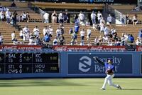 　キャッチボールする大谷（共同）