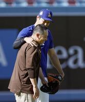 　談笑する松井（手前）と大谷（共同）