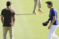 　ダルビッシュ（左）と話す大谷（共同）