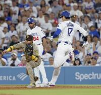 　５回、三ゴロ併殺に倒れた大谷（17）＝共同