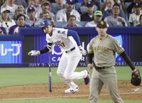 　５回、三ゴロ併殺に倒れる大谷。投手コレック（共同）