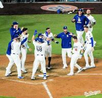 　スミスのサヨナラ弾で本塁付近に集まるドジャースナイン（ロサンゼルス・ドジャース提供）
