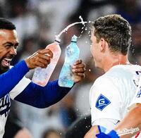 　サヨナラ弾を放ち、Ｔ・ヘルナンデスからウォーターシャワーを浴びるスミス（ロサンゼルス・ドジャース提供）