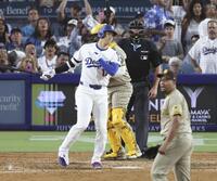 　７回、二死満塁で空振り三振に倒れた大谷。投手ペラルタ（共同）