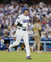 　３回、中飛に倒れた大谷。奥は投手コレック（共同）