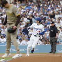 　１回、中飛に倒れた大谷。手前は投手コレック（共同）