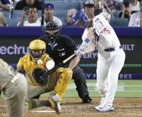 　９回、サヨナラ本塁打を放つドジャースの代打スミス（共同）