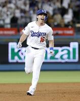 　９回、代打でサヨナラ本塁打を放ち、塁を回るスミス（共同）