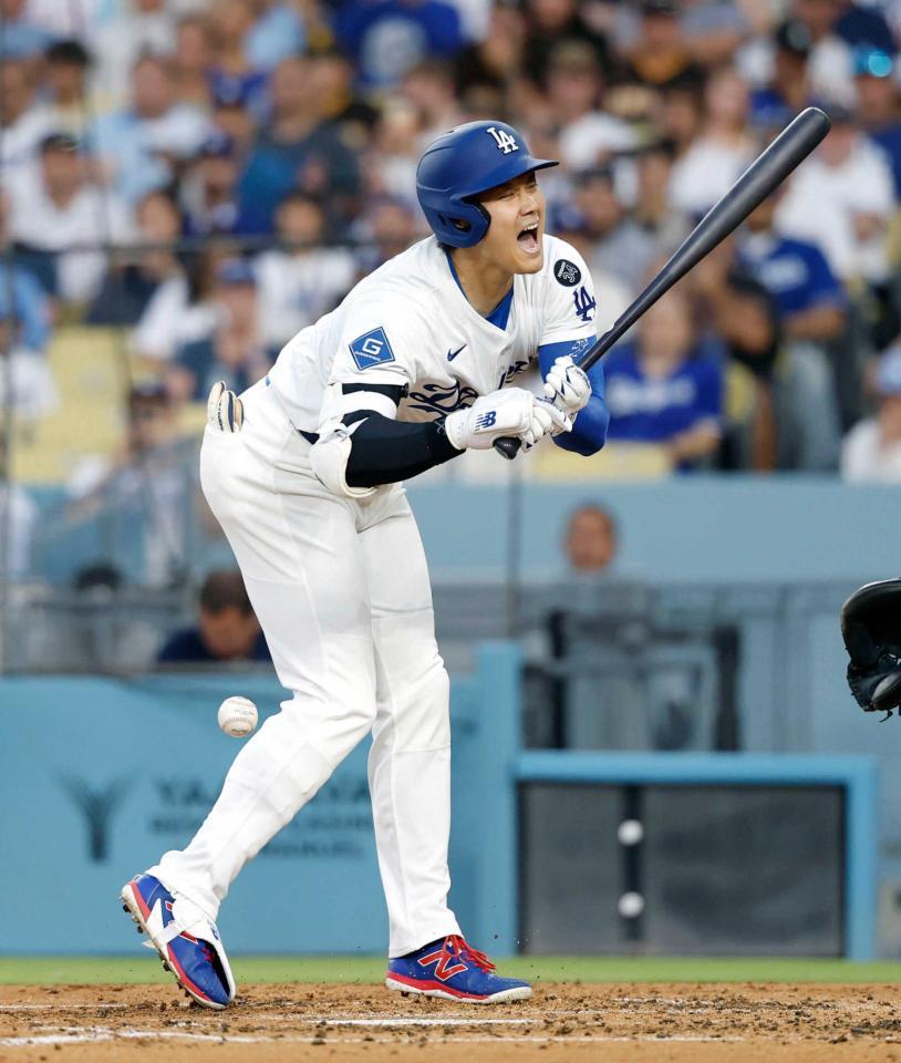 　３回、死球を受け、声を上げるドジャース・大谷＝共同　