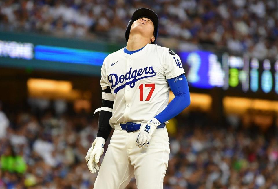 　パドレス戦の３回、死球を受けるドジャース・大谷＝ロサンゼルス（共同）