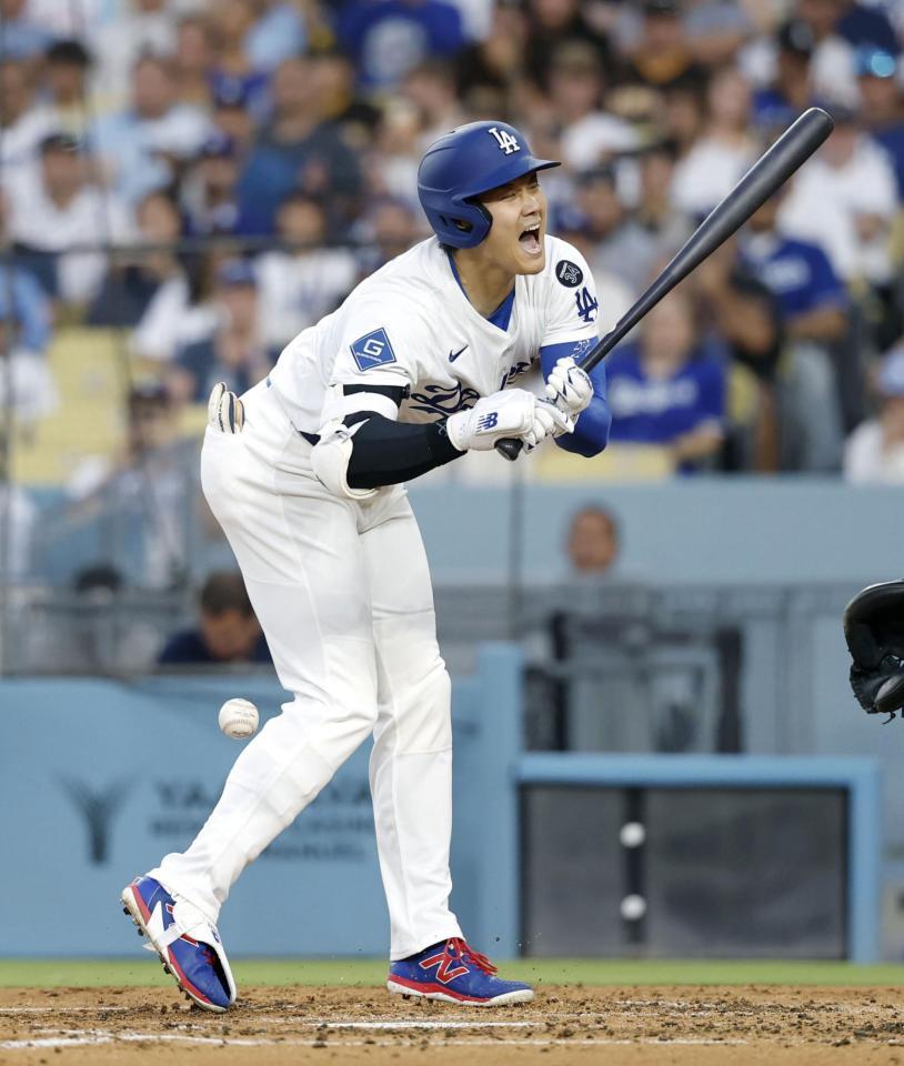 　３回、死球を受け、声を上げる大谷＝１７日