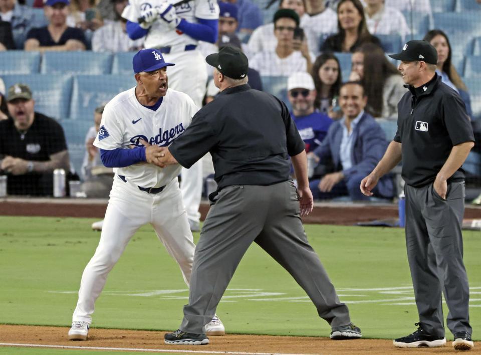 　３回に大谷が死球を受けた後、審判に抗議するロバーツ監督＝１７日（共同）