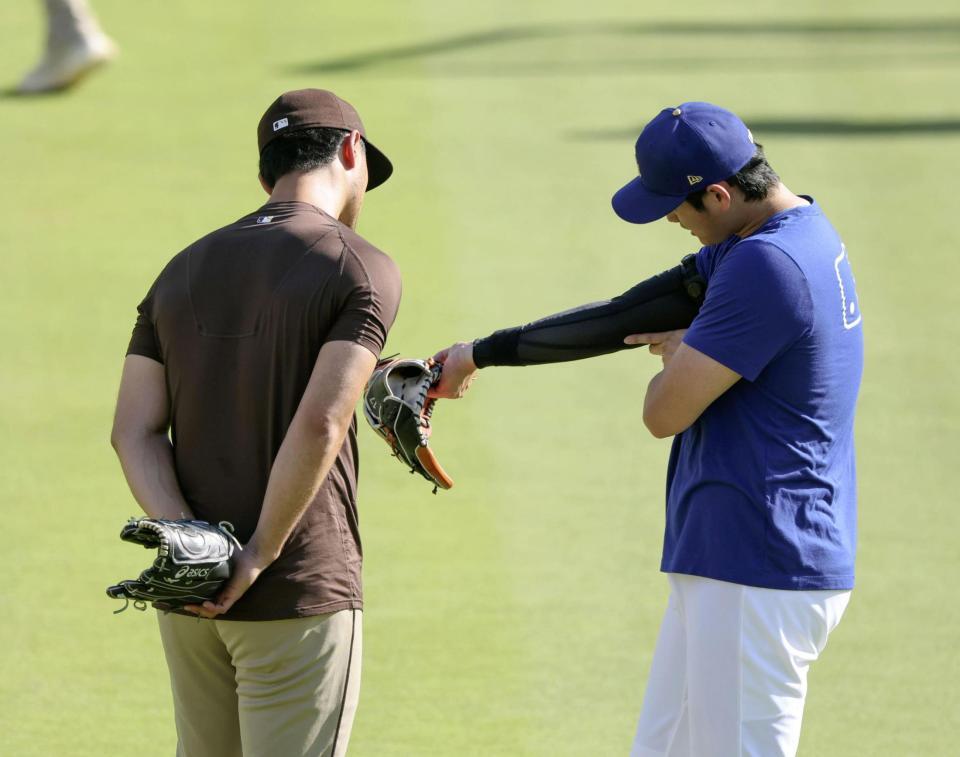 　ダルビッシュ（左）と話す大谷（共同）