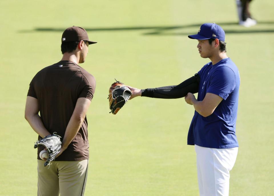 　ダルビッシュ（左）と話す大谷（共同）