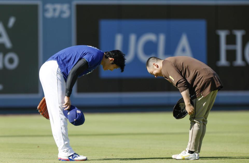 　あいさつを交わす松井（右）と大谷（共同）