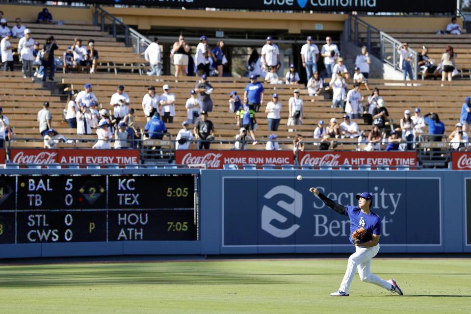 　キャッチボールする大谷（共同）