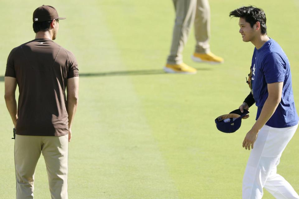 　ダルビッシュ（左）と話す大谷（共同）