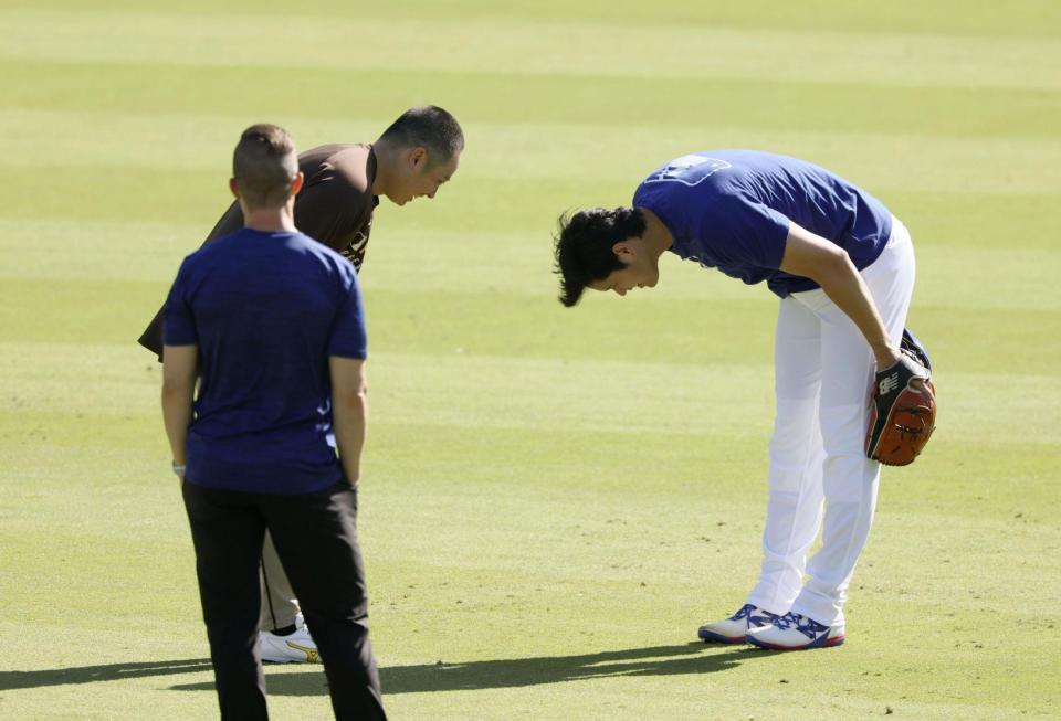 　あいさつを交わす松井（左奥）と大谷（共同）