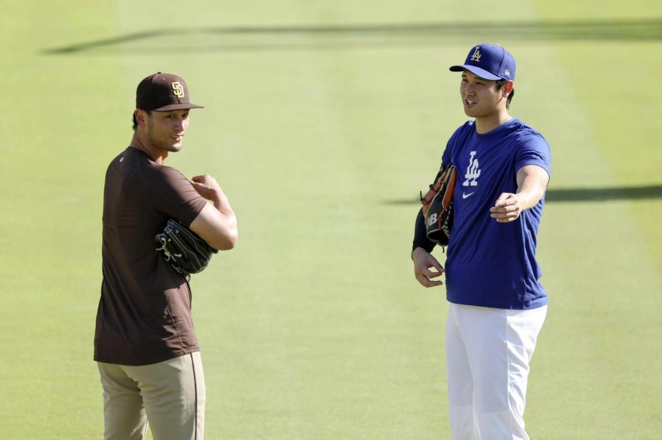 　言葉を交わすダルビッシュ（左）と大谷（共同）