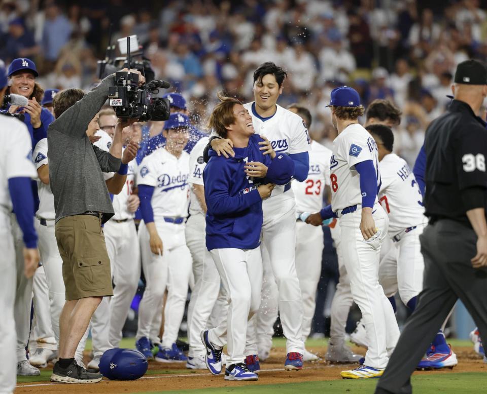 　パドレスにサヨナラ勝ちし、喜ぶドジャースの山本（中央左）、大谷（同右）＝提供・共同通信社
