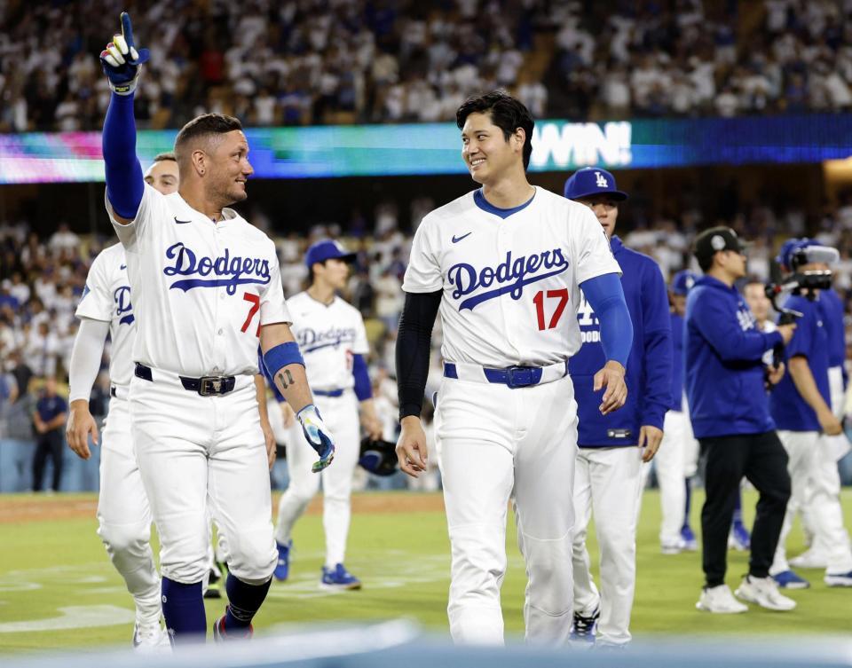 　パドレスにサヨナラ勝ちし、ロハス（左）と喜ぶ大谷（共同）