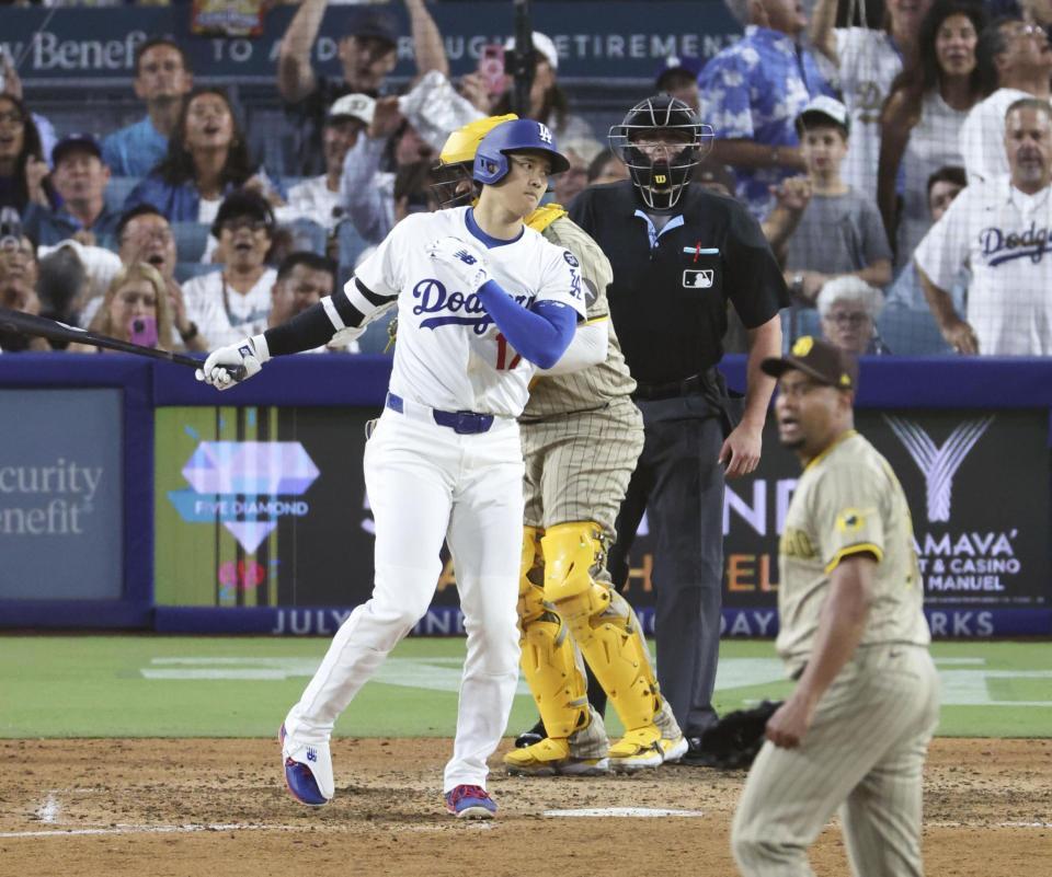 　７回、二死満塁で空振り三振に倒れた大谷。投手ペラルタ（共同）