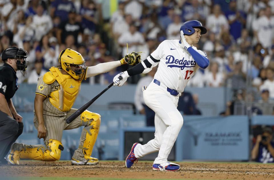 　７回、二死満塁で空振り三振に倒れる大谷（共同）