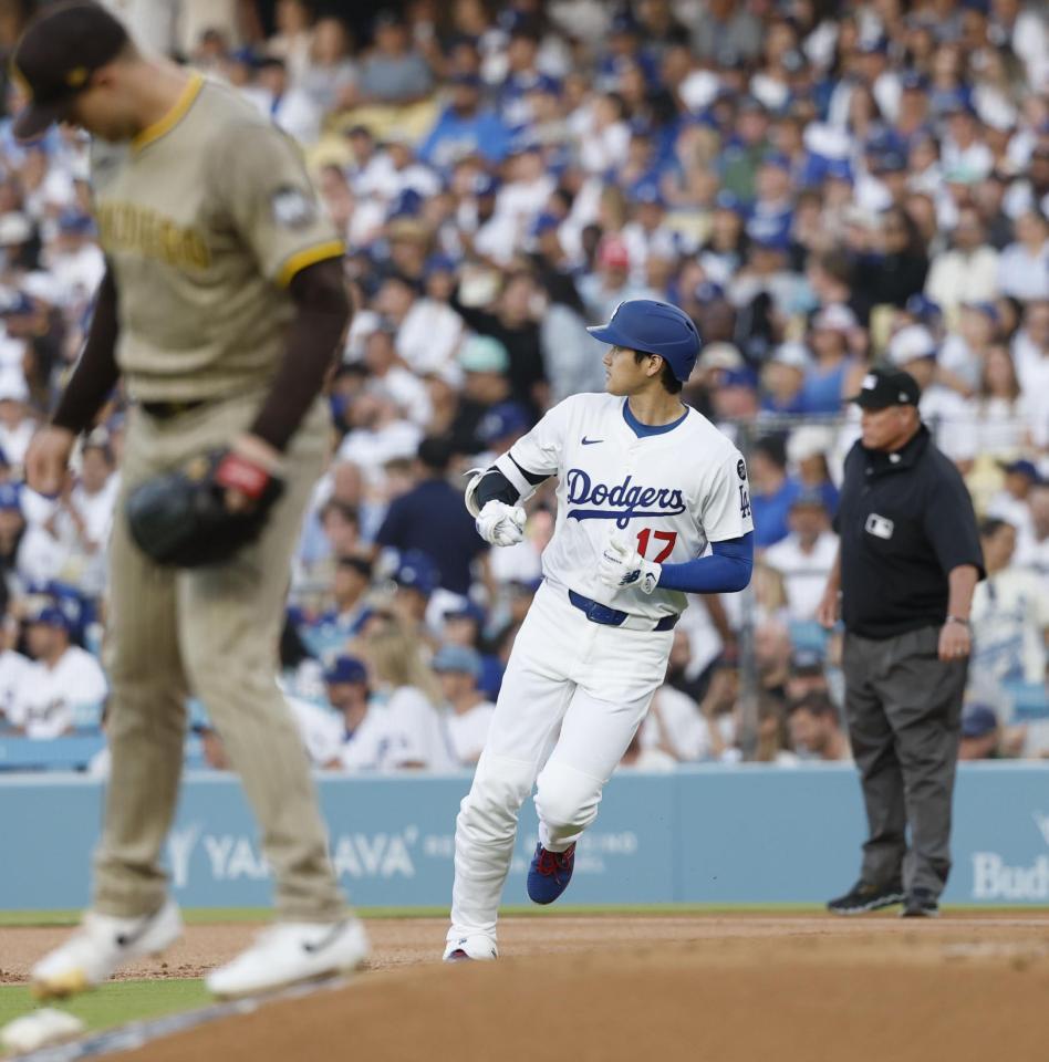 　１回、中飛に倒れた大谷。手前は投手コレック（共同）