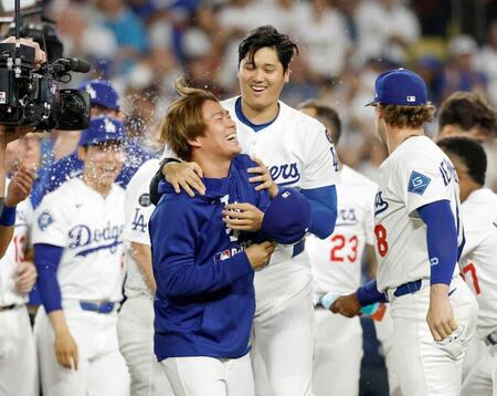 　パドレスにサヨナラ勝ちし、喜ぶドジャース・大谷（中央右）と山本（共同）