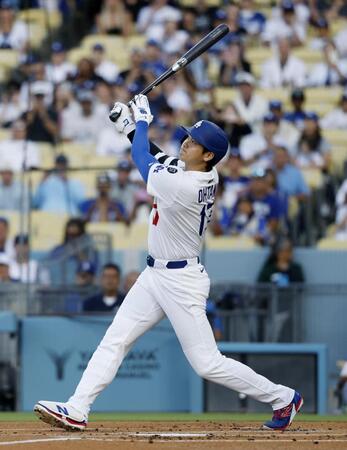 　パドレス戦の１回、右飛に倒れるドジャース・大谷（共同）