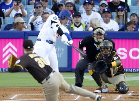 　パドレス戦の１回、右飛に倒れるドジャース・大谷。投手バーガート（共同）