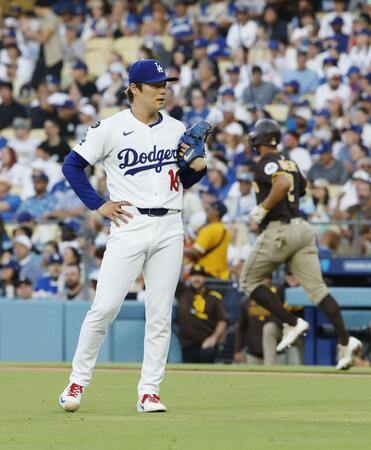 　パドレス戦の２回、ボガーツ（右）に先制ソロを浴びたドジャース・山本（共同）