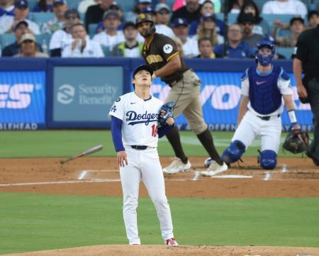 　パドレス戦の２回、ボガーツに先制ソロを浴びたドジャース・山本＝ロサンゼルス（共同）