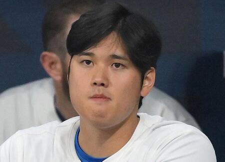 【写真】やっぱり聖人君子！力投の山本由伸をベンチでねぎらう大谷翔平